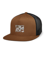 Gorra Trucker Mackinic de Alpinestars, parte trasera de malla negra y frente marrón, corona estructurada y visera plana, logotipo A-star blanco en un parche rectangular moteado, accesorio casual inspirado en el motociclismo