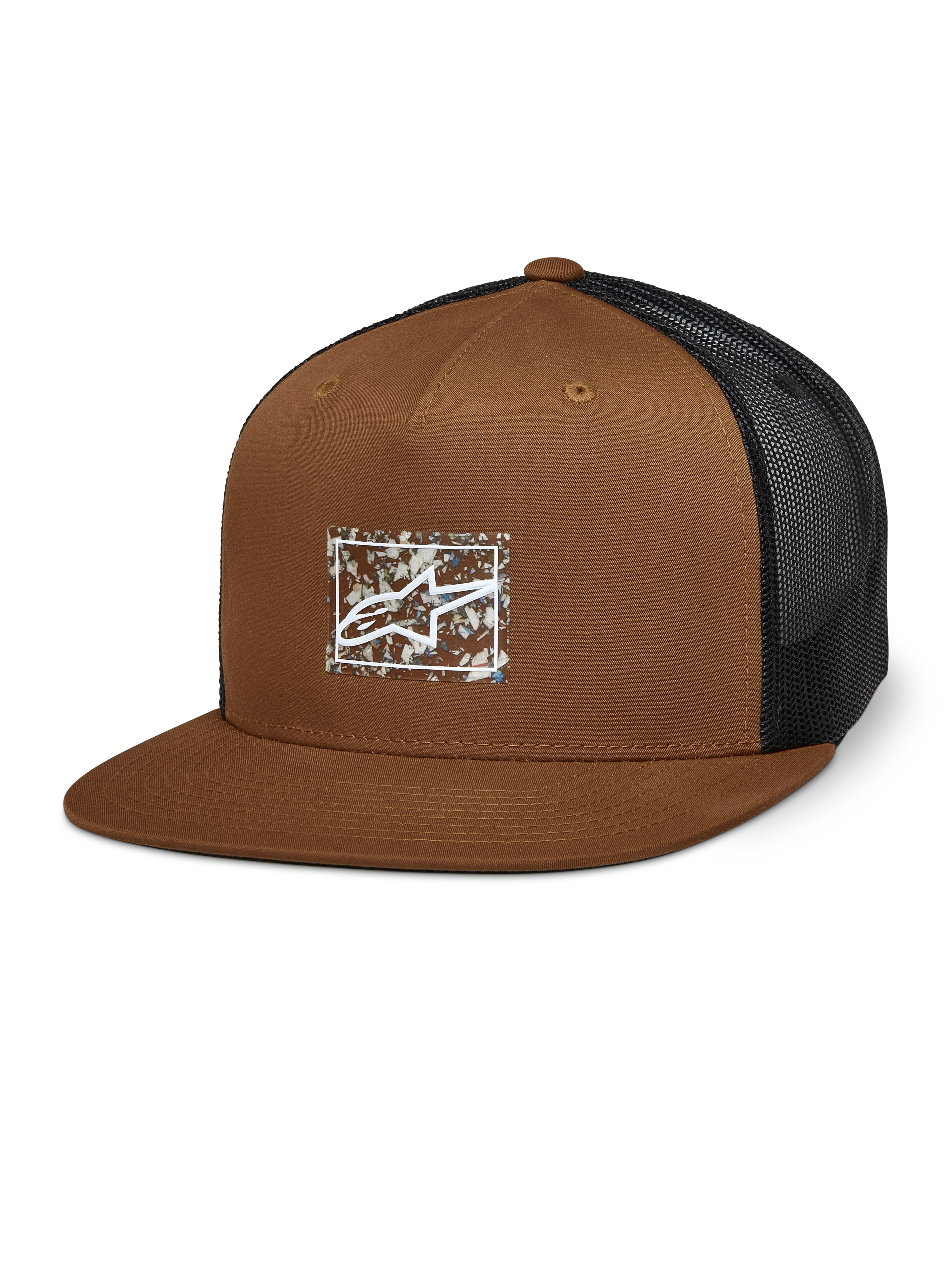 Gorra Trucker Mackinic de Alpinestars, parte trasera de malla negra y frente marrón, corona estructurada y visera plana, logotipo A-star blanco en un parche rectangular moteado, accesorio casual inspirado en el motociclismo