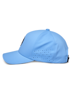 Gorra Alpinestars Apex, azul, vista de perfil lateral, visera curva con paneles laterales perforados para ventilación, tejido técnico que absorbe la humedad, accesorio de alto rendimiento inspirado en el automovilismo