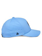 Gorra Alpinestars Apex, azul, gorra técnica de béisbol, perfil lateral con visera curvada y copa estructurada, perforaciones de ventilación cortadas con láser con un pequeño logotipo triangular negro, tejido moderno que absorbe la humedad