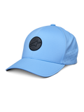 Gorra Alpinestars Apex, gorra de béisbol azul con logo circular negro, paneles laterales perforados para ventilación, visera curva, ropa deportiva de alto rendimiento