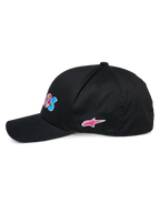 Gorra Alpinestars Cereal, gorra de béisbol negra, vista de perfil lateral, visera curva con corona estructurada, con bordado frontal colorido y logo de estrella Alpinestars rosa en el lateral, accesorio deportivo casual