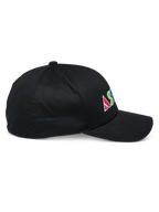 Gorra Cereal de Alpinestars, gorra de béisbol negra estructurada, vista de perfil lateral, logotipo bordado plano multicolor con letras geométricas en el lateral, visera curva, diseño de ropa deportiva casual