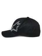 Alpinestars Gorra Share, gorra de béisbol negra, vista de perfil lateral, con un gran logotipo de Astars perfilado en blanco, visera curva, corona estructurada, accesorio casual inspirado en el automovilismo