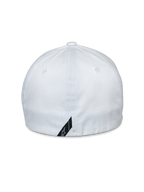 Gorra Alpinestars Share, vista trasera, gorra de béisbol blanca con parte trasera flexible, tejido de sarga elástica, con una pequeña etiqueta de logo negra en el borde inferior, accesorio de ropa deportiva casual