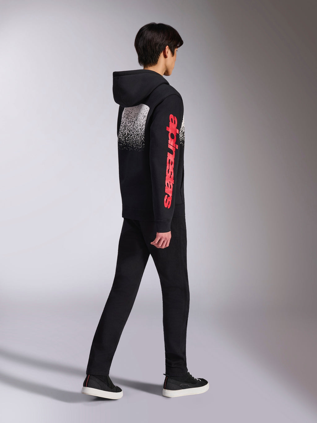 Alpinestars Obsessed Hoodie, sudadera con capucha, negra, con logo rojo de Alpinestars en la manga y gráfico blanco con degradado en la espalda, ropa de calle casual inspirada en el motor
