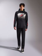 Sudadera con capucha Alpinestars Obsessed, sudadera negra tipo pullover, logotipo grande de Astars en blanco y rojo con degradado MX, logotipos rojos en las mangas, modelo con conjunto casual totalmente negro, ropa lifestyle inspirada en el motociclismo