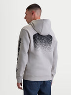 Alpinestars sudadera con capucha Obsessed, sudadera de forro polar para hombre en color gris, con un gran gráfico negro degradado inspirado en MX en la espalda y marca en la manga, vista trasera en modelo, ropa de estilo casual para motorsport