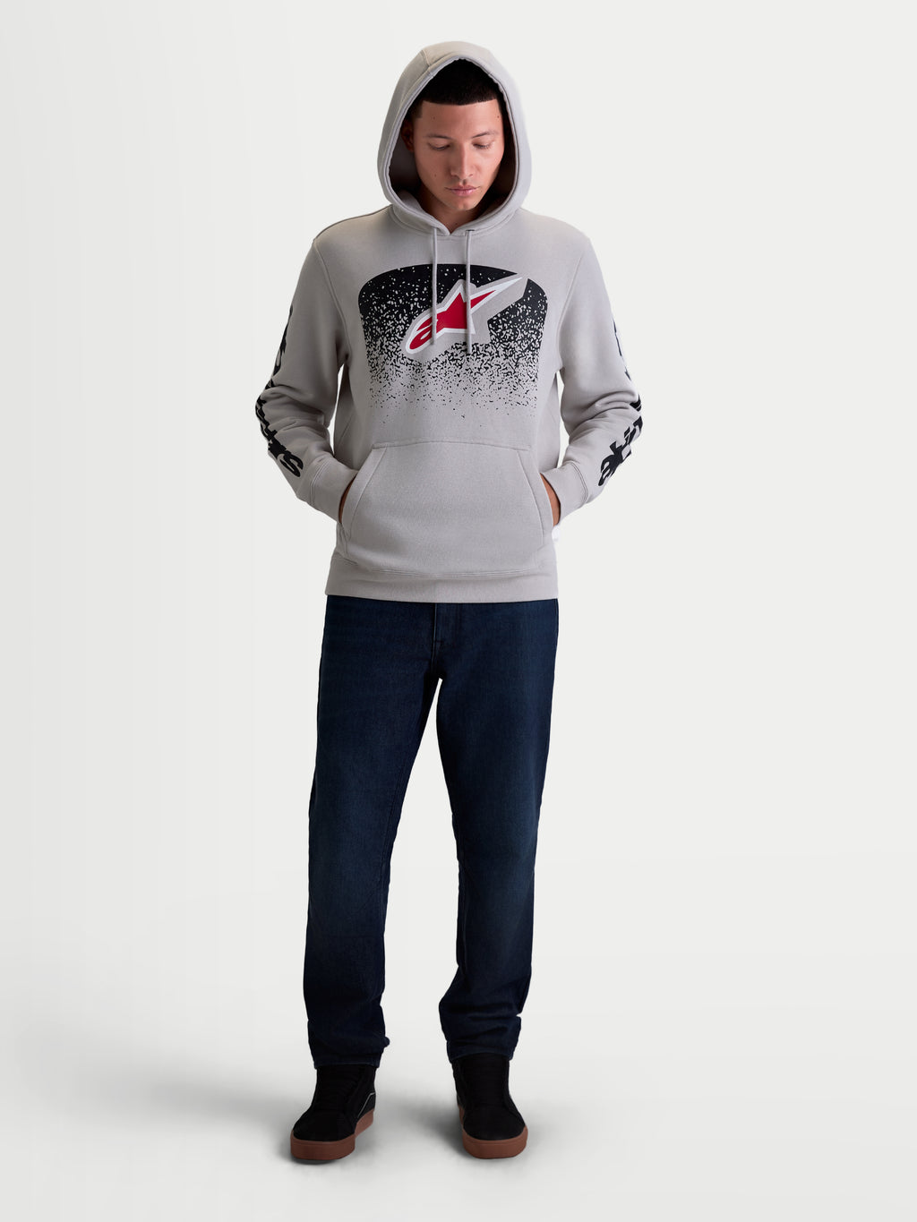 Alpinestars Sudadera con capucha Obsessed, sudadera para hombre de estilo casual inspirado en el motorsport, gris cemento con gráficos degradados en rojo y negro, logotipo Astars en el pecho y branding en las mangas, confeccionada en mezcla de algodón y poliéster reciclado.