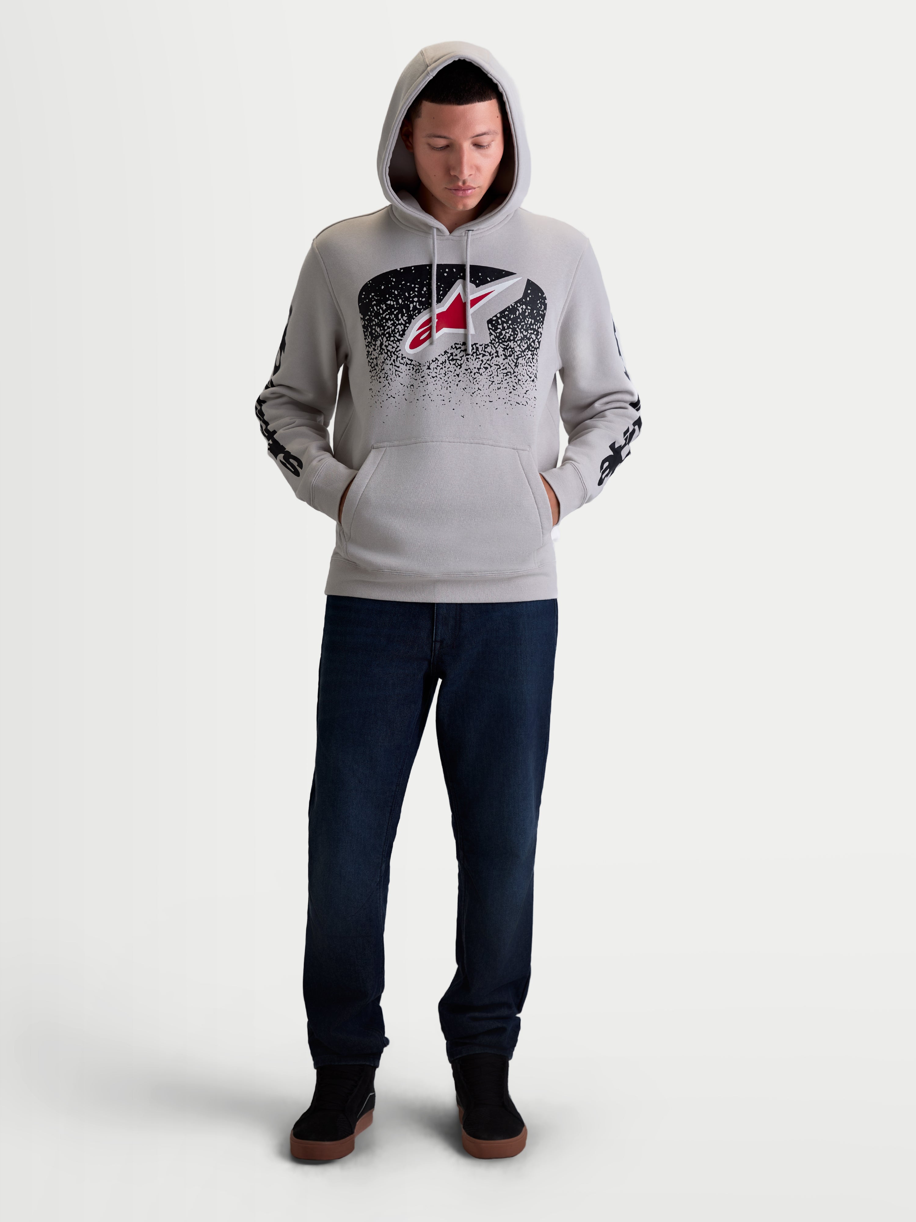 Alpinestars Sudadera con capucha Obsessed, sudadera para hombre de estilo casual inspirado en el motorsport, gris cemento con gráficos degradados en rojo y negro, logotipo Astars en el pecho y branding en las mangas, confeccionada en mezcla de algodón y poliéster reciclado.
