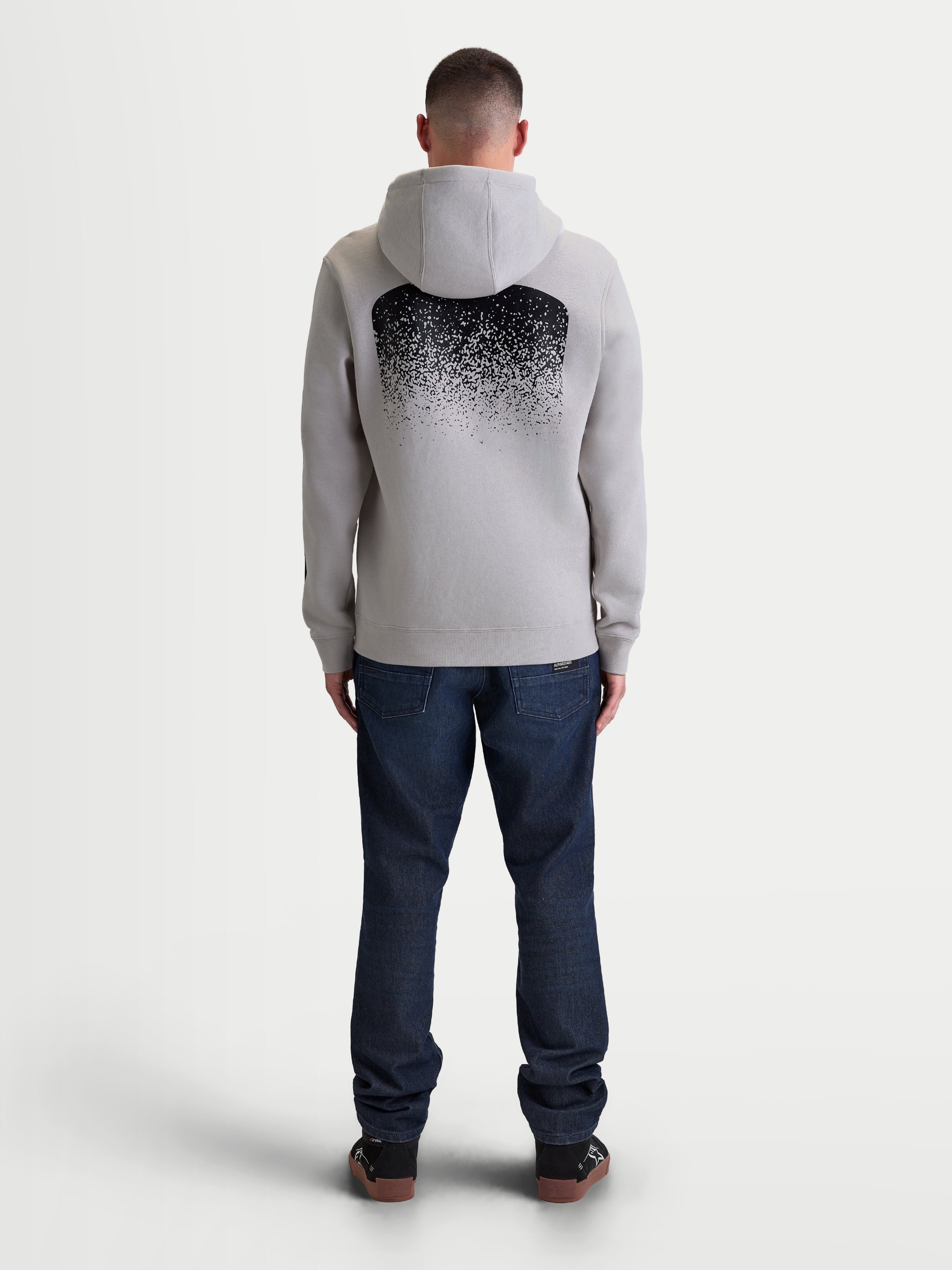 Alpinestars sudadera con capucha Obsessed, ropa deportiva de estilo casual para hombre, vista trasera con gráfico degradado negro inspirado en motocross, gris cemento, confeccionada en forro polar con acabados acanalados.