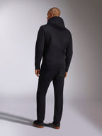 Alpinestars Ellipsoid Hoodie, ropa deportiva casual, sudadera con capucha en color negro sólido, vista trasera, con mangas largas y dobladillo de canalé, combinada con pantalones negros, diseño moderno inspirado en el automovilismo