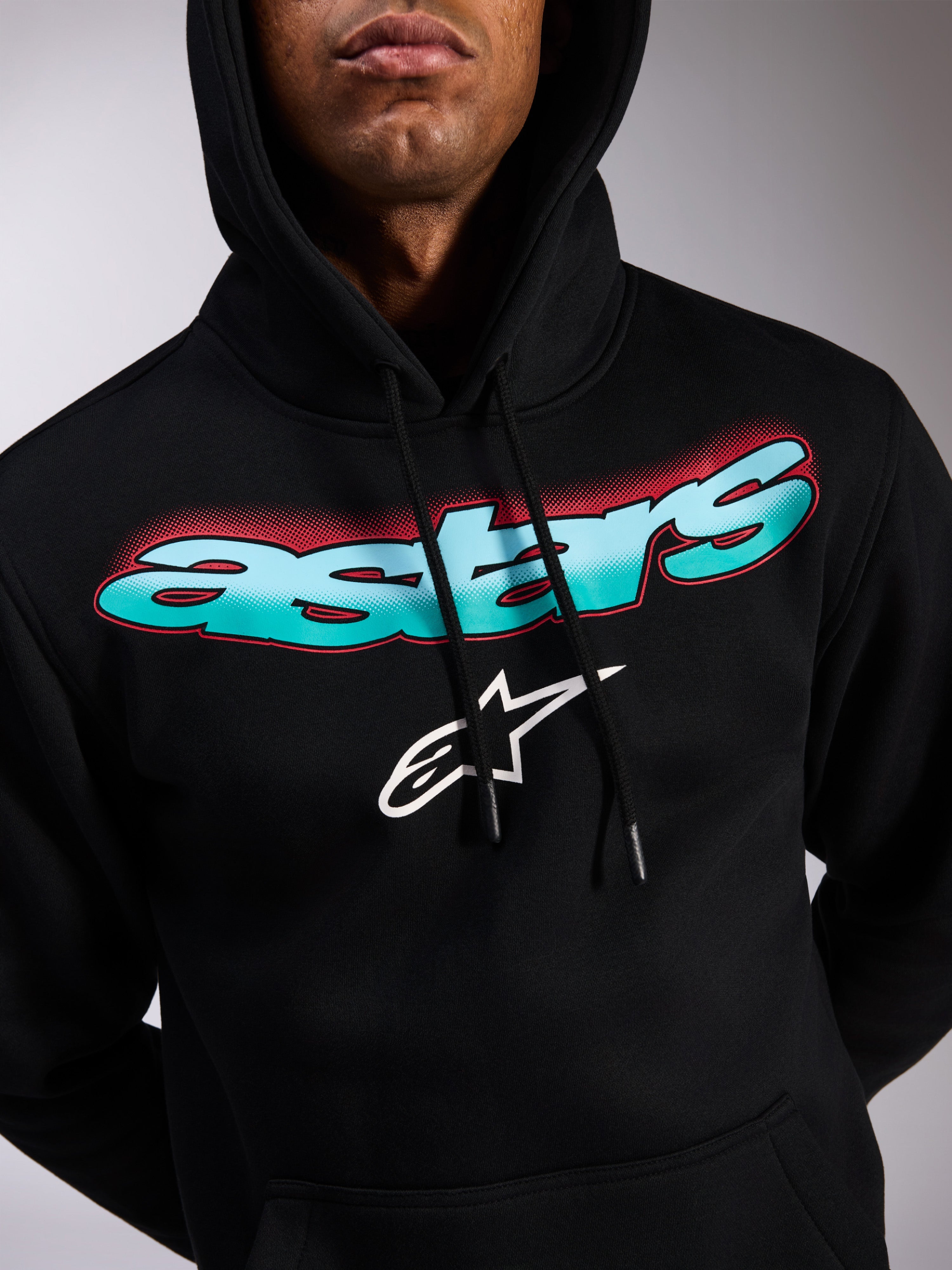 Sudadera con capucha Alpinestars Ellipsoid, sudadera negra tipo pulóver, logotipo Astars con degradado de color turquesa y azul y acentos en semitono rojo, logotipo de estrella blanca, capucha con cordón, ropa urbana casual inspirada en el automovilismo