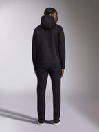 Sudadera con capucha Alpinestars Pulse, ropa casual de estilo urbano, vista posterior de sudadera de felpa en color negro sólido con capucha, puños y dobladillo de canalé, diseño moderno inspirado en el automovilismo