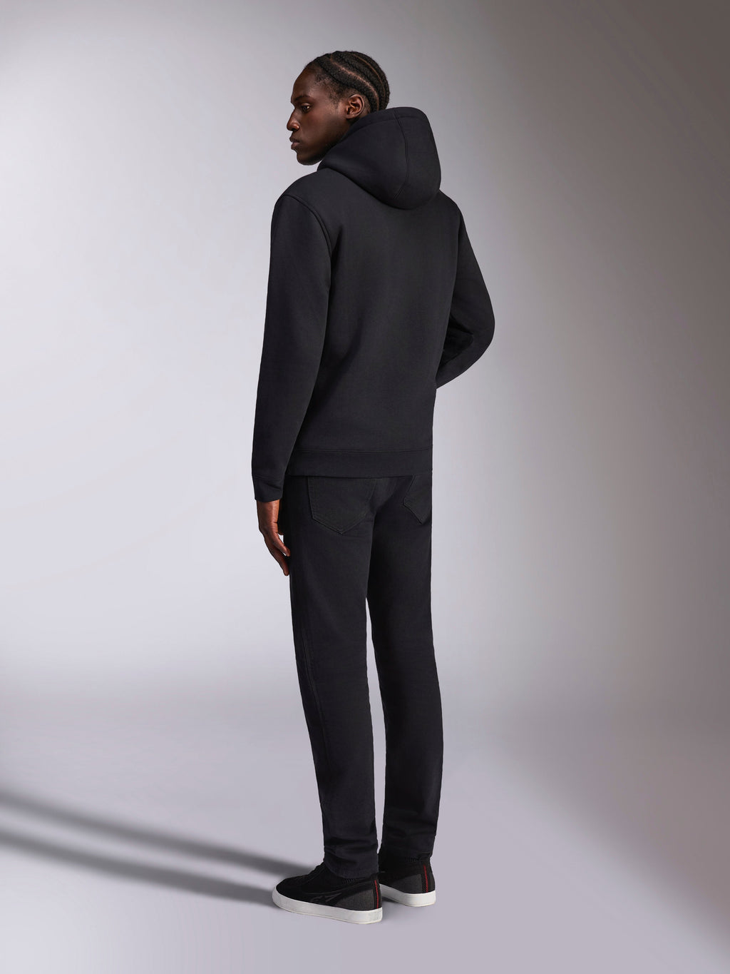 Alpinestars Pulse Hoodie, ropa urbana casual, negro, vista trasera de un modelo con sudadera con capucha de forro polar negra sólida, diseño minimalista con puños y dobladillo de canalé