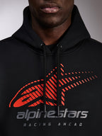 Alpinestars Pulse Hoodie, sudadera negra con capucha, primer plano del pecho con logotipo Astars rojo con degradado de líneas de velocidad y marca plateada, cordones negros con puntas sumergidas, estilo streetwear casual de motor