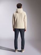 Alpinestars Pulse Hoodie, ropa urbana casual, blanco roto, vista trasera del modelo con vaqueros oscuros y zapatillas, sudadera con capucha de forro polar con puños y dobladillo de canalé