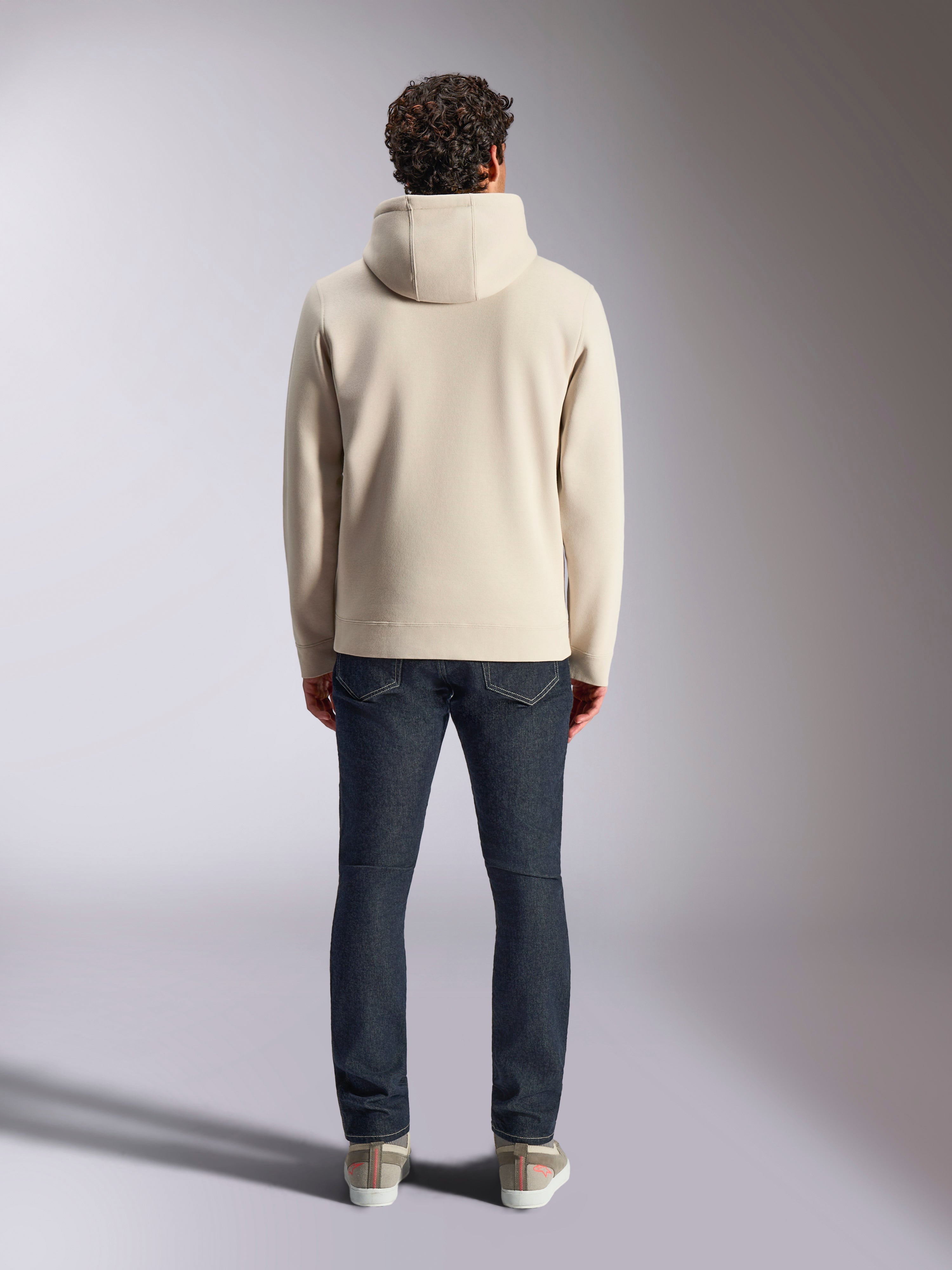 Alpinestars Pulse Hoodie, ropa urbana casual, blanco roto, vista trasera del modelo con vaqueros oscuros y zapatillas, sudadera con capucha de forro polar con puños y dobladillo de canalé