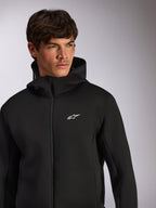 Alpinestars Cypher Hoodie, ropa deportiva casual, sudadera negra con cremallera frontal y logo Astars blanco en el pecho, diseño de capucha de cuello alto, usada por modelo masculino