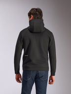Alpinestars Cypher Hoodie, ropa deportiva casual, negro, vista trasera con capucha de cuello alto y pequeño logotipo de Alpinestars en blanco en la parte baja de la espalda, material de forro polar de doble cara de mezcla triple, diseño inspirado en el automovilismo