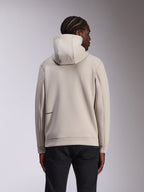 Alpinestars Cypher Hoodie, ropa deportiva casual, gris cemento, vista posterior en modelo, capucha de cuello alto, material de forro polar de doble cara, logotipo minimalista de Alpinestars en la parte inferior de la espalda, combinada con pantalones negros