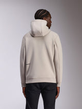 Alpinestars Cypher Hoodie, ropa deportiva casual, gris cemento, vista posterior en modelo, capucha de cuello alto, material de forro polar de doble cara, logotipo minimalista de Alpinestars en la parte inferior de la espalda, combinada con pantalones negros