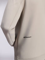 Alpinestars Cypher Hoodie, sudadera con cremallera de forro polar de doble cara, Gris Cemento, primer plano del pequeño logotipo de Alpinestars en la parte inferior de la espalda, detalle del bolsillo en la costura y textura de tejido suave