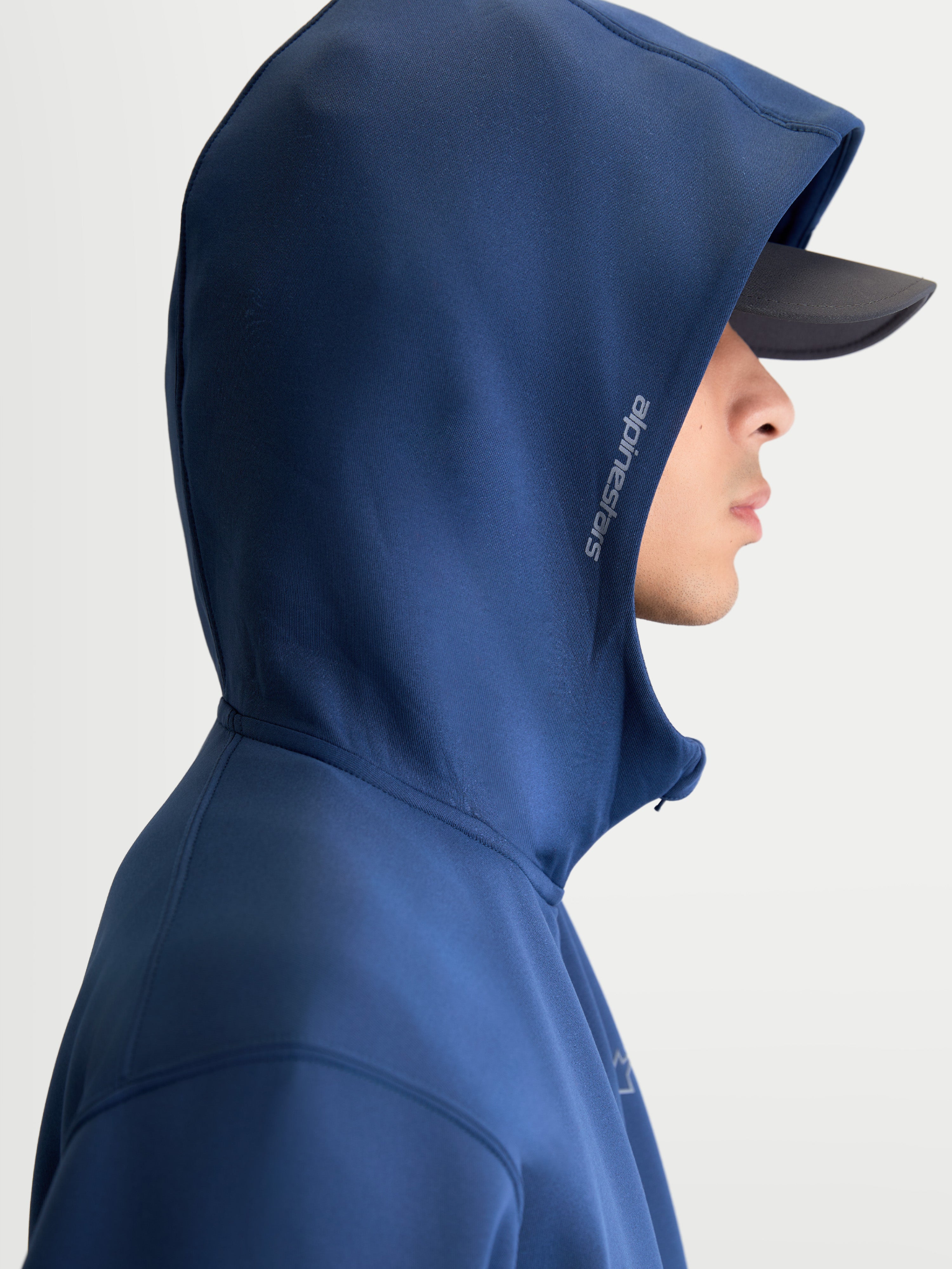 Alpinestars Sudadera Con Capucha Cypher, ropa deportiva de inspiración motorsport, azul acero, sudadera de forro polar unisex con cremallera frontal, capucha de cuello alto con forro de malla y logotipo lateral, vista de perfil en modelo
