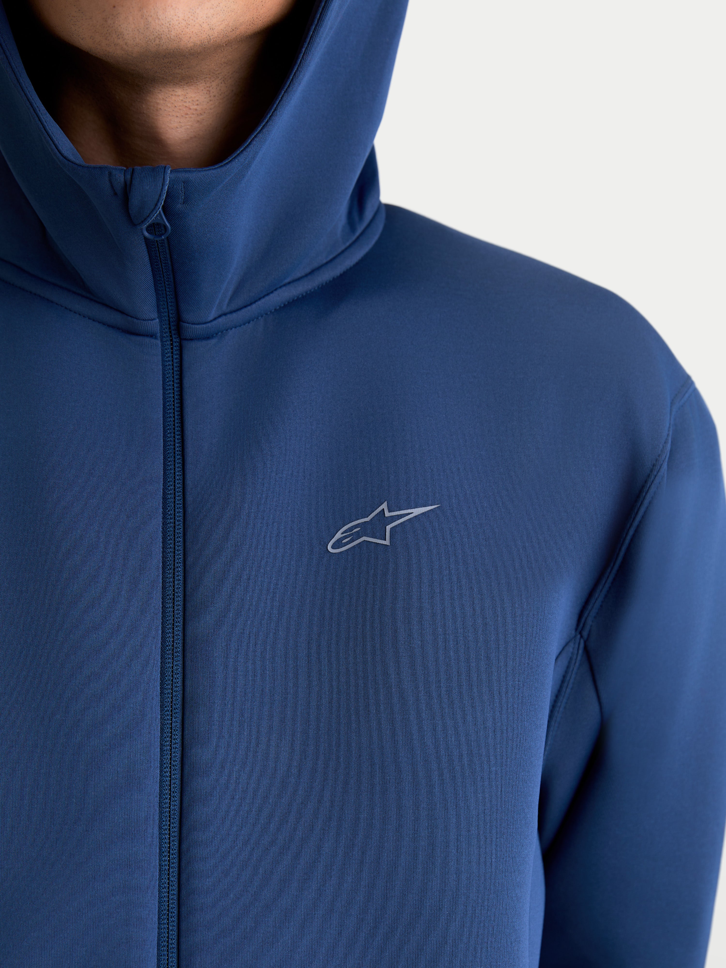 Alpinestars sudadera con capucha Cypher, sudadera deportiva con cremallera frontal para hombre y mujer, azul acero, tejido de forro polar técnico de doble cara, con capucha de cuello alto y logotipo Astars en el pecho, primer plano en modelo