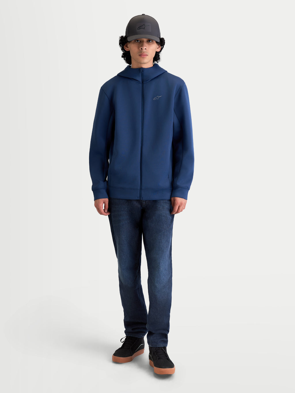 Alpinestars sudadera con capucha Cypher, sudadera de forro polar con cremallera frontal, azul acero, tejido de mezcla triple con capucha de cuello alto, ropa casual de estilo motorsport en modelo.