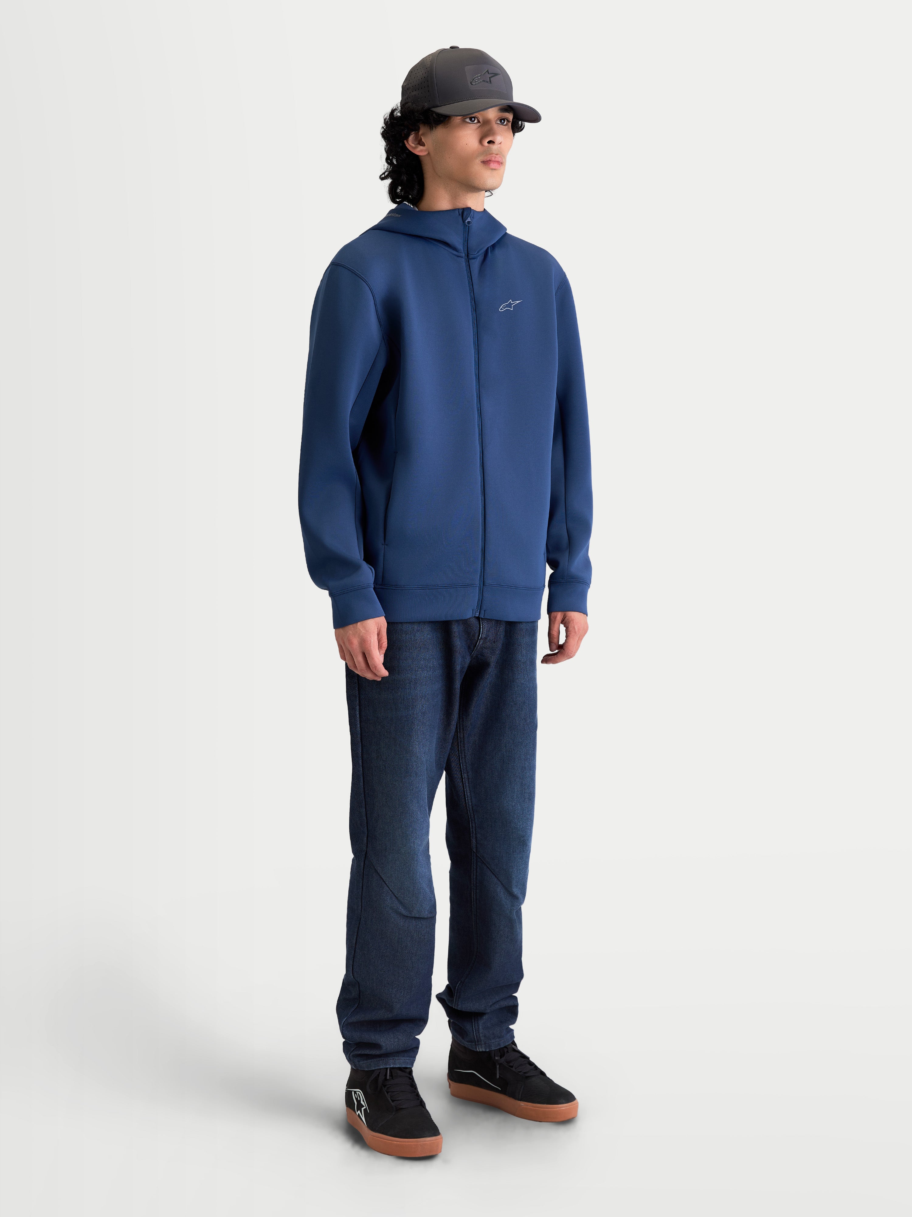 Alpinestars Sudadera con capucha Cypher, sudadera de forro polar con cremallera frontal, unisex, azul acero, tejido técnico de mezcla triple, capucha de cuello alto con forro de malla y bolsillos en la costura, vista de cuerpo completo en modelo con ajuste inspirado en el motorsport.
