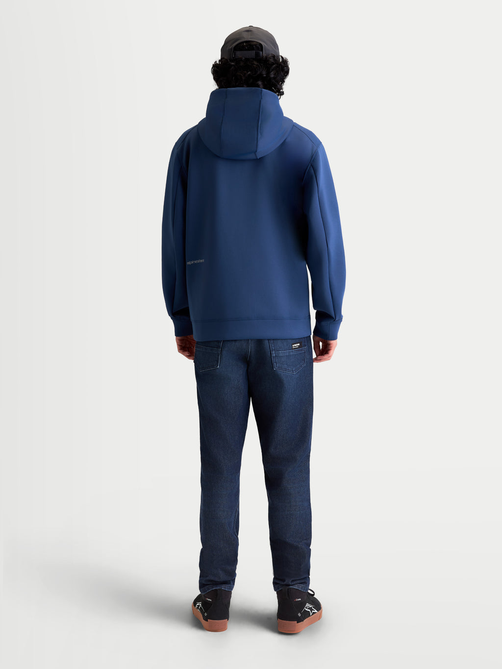Alpinestars sudadera con capucha Cypher, ropa deportiva de hombre inspirada en el motorsport, azul acero, vista trasera con capucha de cuello alto estructurada y logotipo sutil en la espalda, forro polar de doble cara