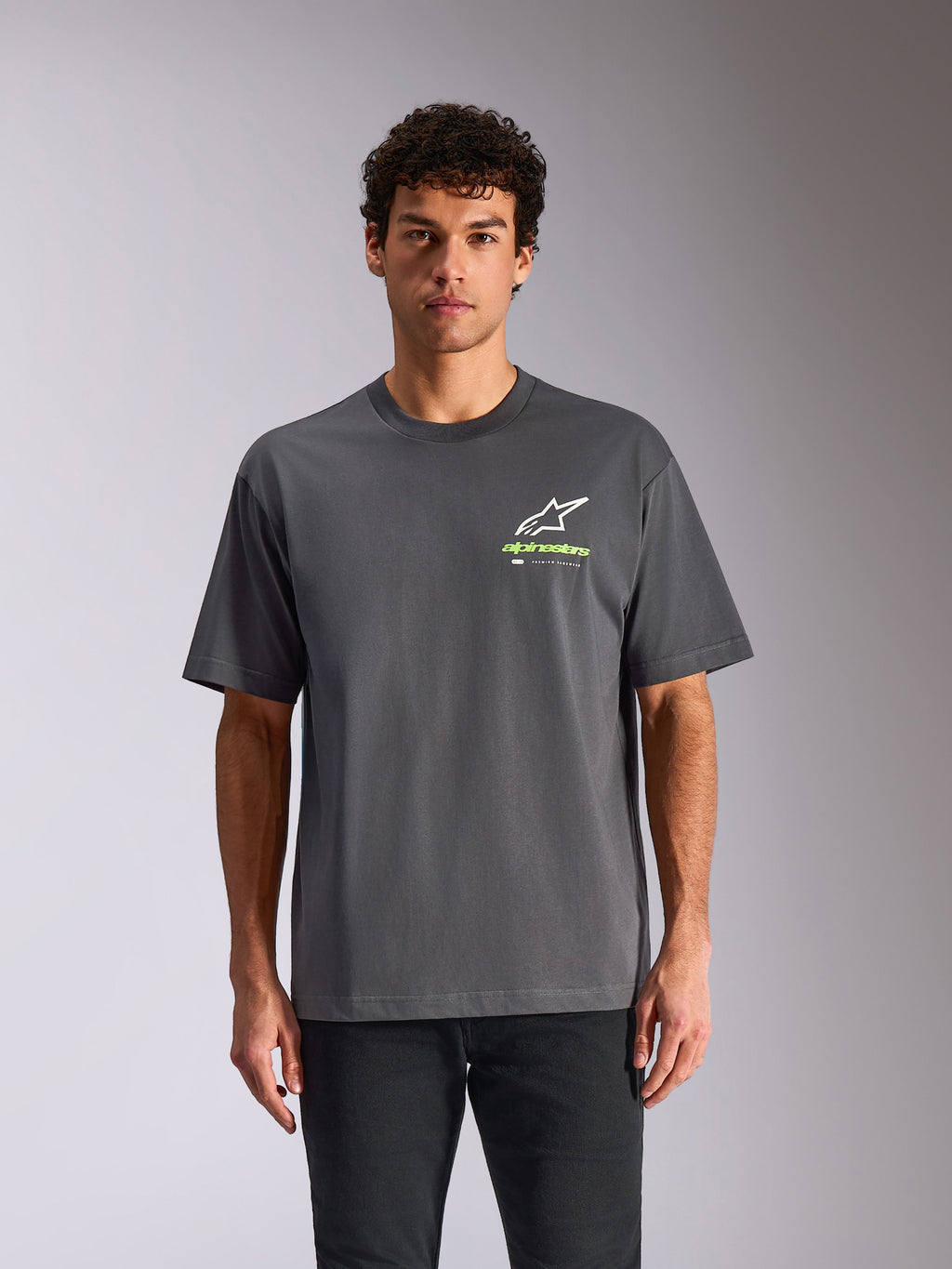 Camiseta Alpinestars Overhang Oversized CSF, camiseta de manga corta, gris carbón, logotipo Astars blanco con detalles de marca en verde lima, ropa urbana informal de gran tamaño estilo motorsport