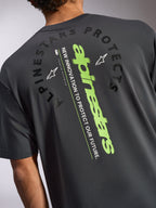 Alpinestars Overhang Oversized CSF Tee, camiseta de manga corta, gris carbón, vista posterior con un gran logotipo vertical en verde lima y gráfico Alpinestars Protects en negro, ropa deportiva casual inspirada en el automovilismo