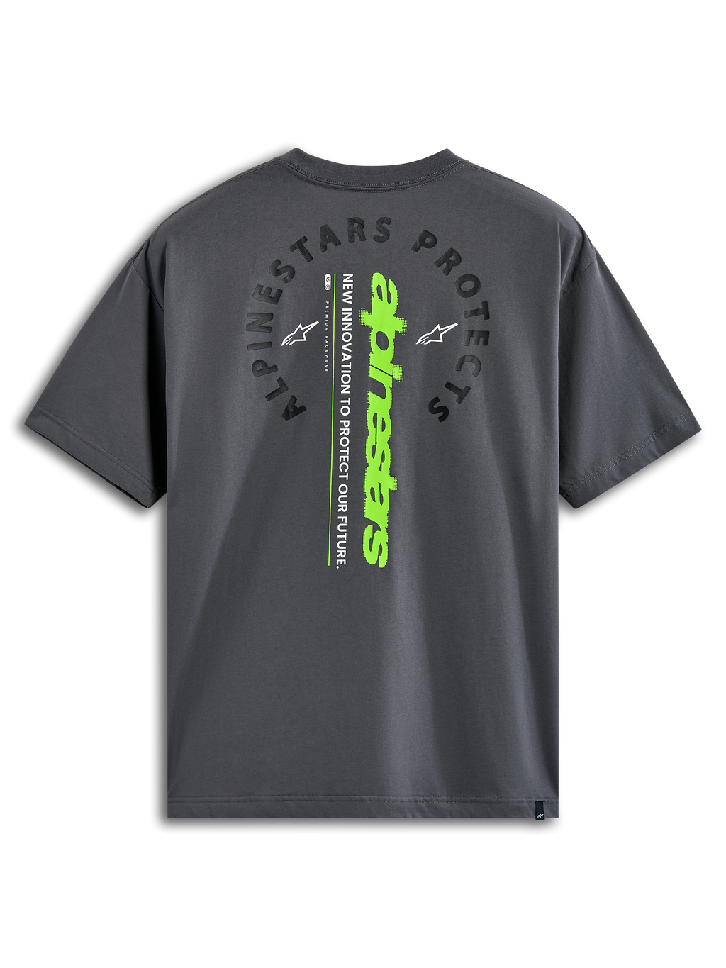 Camiseta Alpinestars Overhang Oversized CSF de manga corta, gris carbón, vista posterior con el texto arqueado 'Alpinestars Protects' y logotipo vertical en verde lima, ropa urbana casual inspirada en el automovilismo