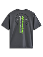 Camiseta Alpinestars Overhang Oversized CSF de manga corta, gris carbón, vista posterior con el texto arqueado 'Alpinestars Protects' y logotipo vertical en verde lima, ropa urbana casual inspirada en el automovilismo