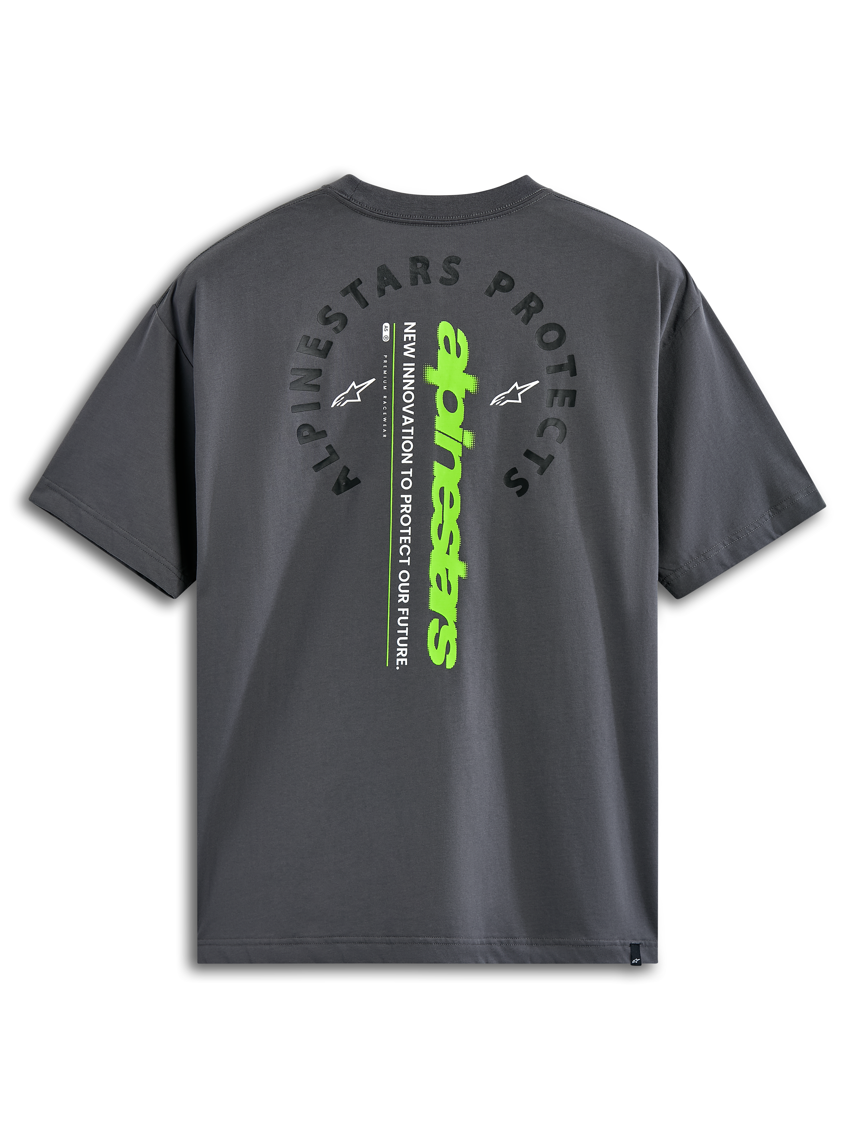 Camiseta Alpinestars Overhang Oversized CSF de manga corta, gris carbón, vista posterior con el texto arqueado 'Alpinestars Protects' y logotipo vertical en verde lima, ropa urbana casual inspirada en el automovilismo