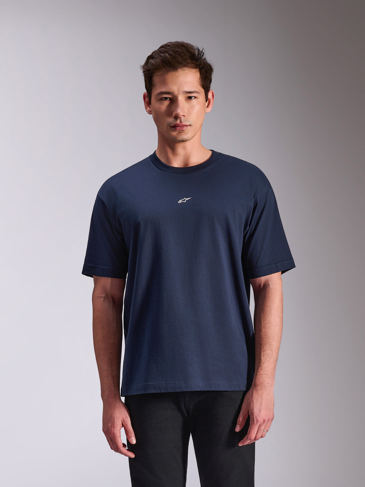 Alpinestars Focused Oversized CSF Tee, camiseta de manga corta, azul marino, pequeño logotipo blanco de Astars en el pecho, estilo urbano casual inspirado en el motorsport