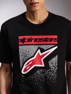 Camiseta Alpinestars Noka CSF, camiseta de manga corta, color negro, gráfico frontal con logotipo Alpinestars en rojo y logo Astars en rojo y blanco sobre un degradado MX gris, ropa casual de estilo motorsport