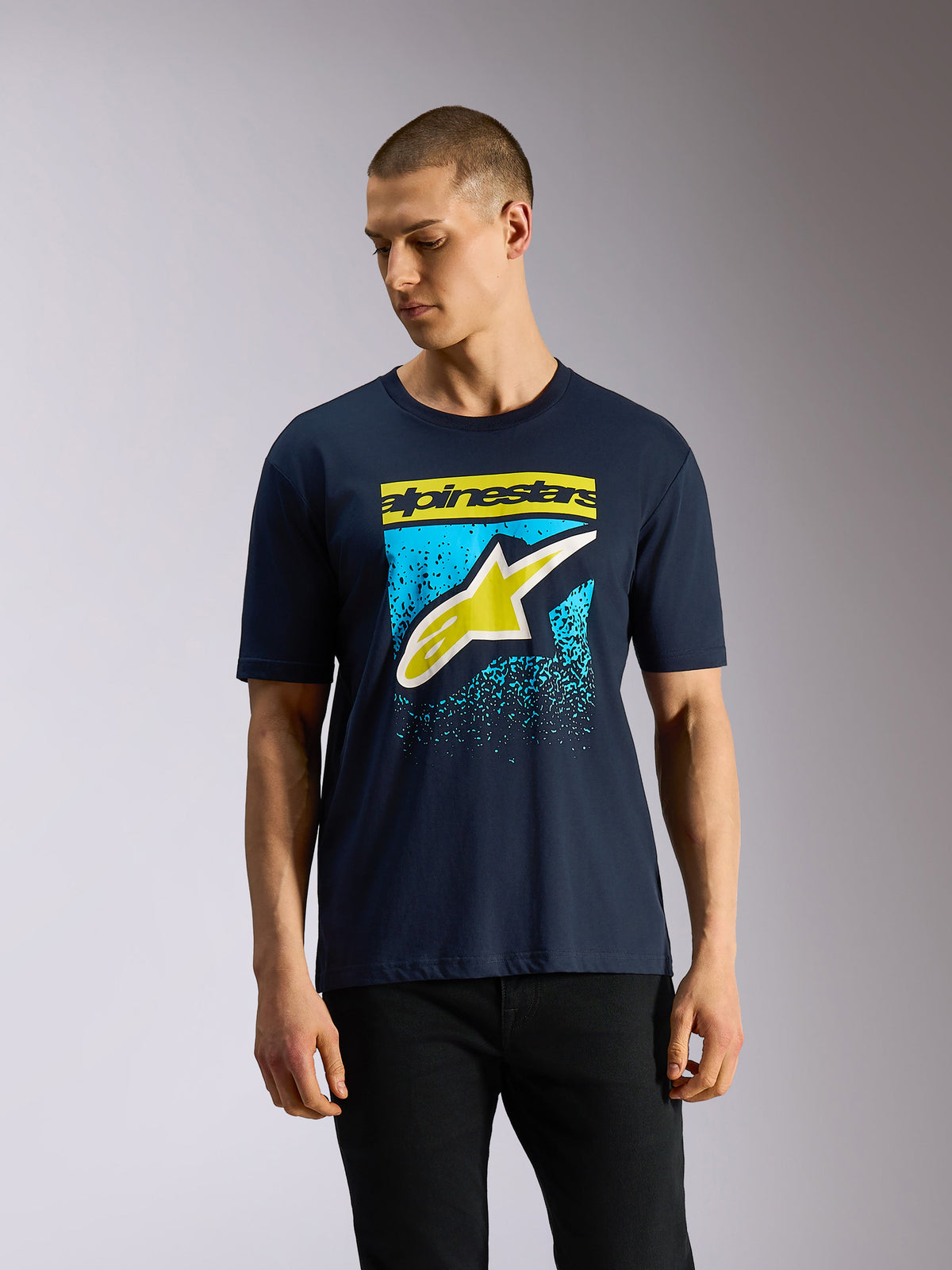 Camiseta Alpinestars Noka CSF, camiseta de manga corta, azul marino, logo Astars frontal con impresión en degradado MX amarillo y azul claro, ropa urbana casual de estilo motorsport