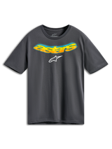 Alpinestars Ellipsoid CSF Tee, camiseta de manga corta, gris carbón, palabra Astars curvada en el frente con degradado naranja y amarillo y detalles de semitono azul, logo de Alpinestars blanco, ropa deportiva casual
