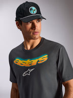 Alpinestars Ellipsoid CSF Tee, camiseta de manga corta, gris carbón, palabra Astars curvada con degradado amarillo y naranja, logotipo de Astars blanco, estilo casual de automovilismo urbano