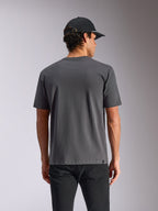Camiseta Alpinestars Ellipsoid CSF, camiseta de manga corta, gris carbón, vista posterior en el modelo, ropa urbana informal con una pequeña etiqueta del logo en el dobladillo