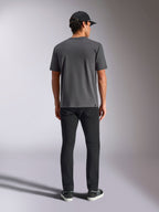 Camiseta Alpinestars Ellipsoid CSF, camiseta de manga corta, gris carbón, vista posterior mostrada en modelo con gorra y pantalones negros, estilo urbano casual