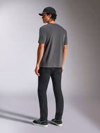 Alpinestars Ellipsoid CSF Tee, camiseta de manga corta, gris carbón, vista trasera, modelo con pantalones negros y gorra de béisbol negra, estilo casual motorsport streetwear