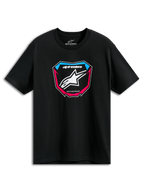 Camiseta Alpinestars Plate CSF, camiseta de manga corta negra, gráfico frontal de placa de MX con logotipo de estrella blanca y detalles en azul y rosa, ropa deportiva casual de motor