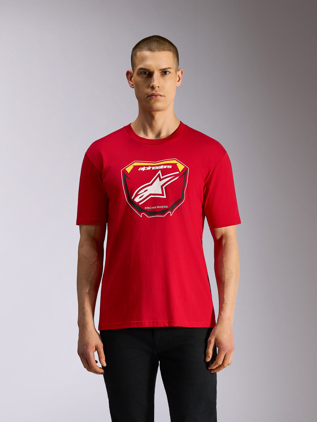 Alpinestars Plate CSF Tee, camiseta de manga corta, roja, gráfico frontal de placa Astars MX con logotipo de estrella blanca y texto "Racing Ahead", prenda casual de estilo motorsport