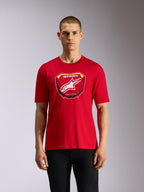 Alpinestars Plate CSF Tee, camiseta de manga corta, roja, gráfico frontal de placa Astars MX con logotipo de estrella blanca y texto "Racing Ahead", prenda casual de estilo motorsport