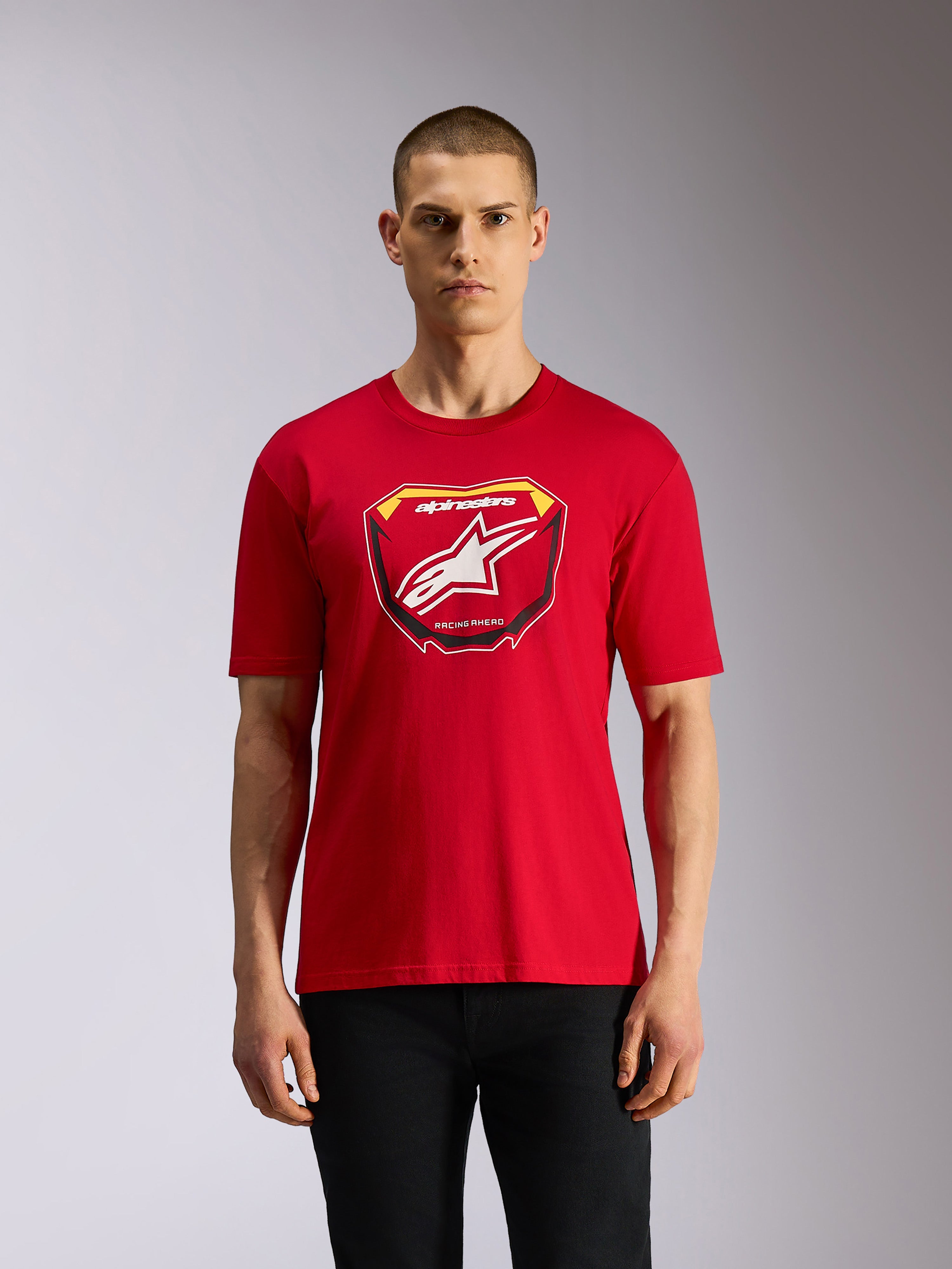 Alpinestars Plate CSF Tee, camiseta de manga corta, roja, gráfico frontal de placa Astars MX con logotipo de estrella blanca y texto "Racing Ahead", prenda casual de estilo motorsport