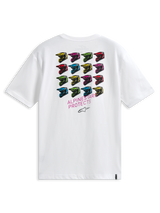 Camiseta Alpinestars Pop Helmet CSF, camiseta de manga corta, blanca, vista posterior con una cuadrícula de cascos M10 multicolores y el texto ALPINESTARS PROTECTS, ropa urbana casual inspirada en el motociclismo